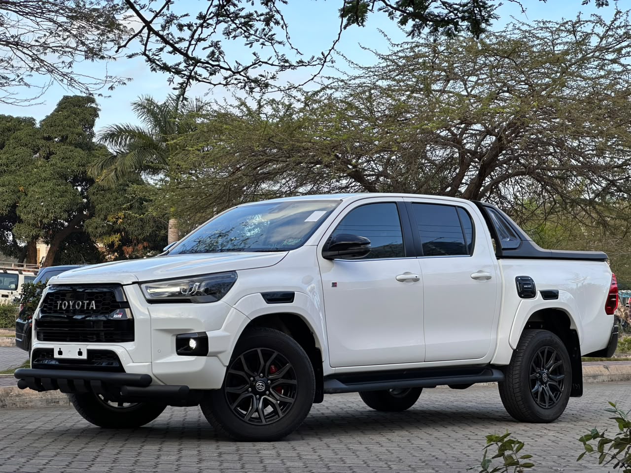 TOYOTA HILUX DOUBLE CABIN thumbnail 8